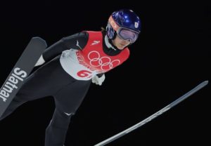 北京五輪でスキージャンプしている高梨沙羅選手