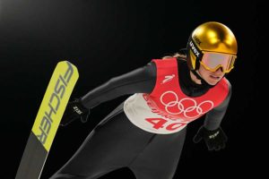 スキージャンプ選手のゴールドヘルメット